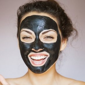 Το Πρόσωπό σας Χρειάζεται τη Βιολογική Μάσκα Εξισορρόπησης με Άνθρακα Μπαμπού